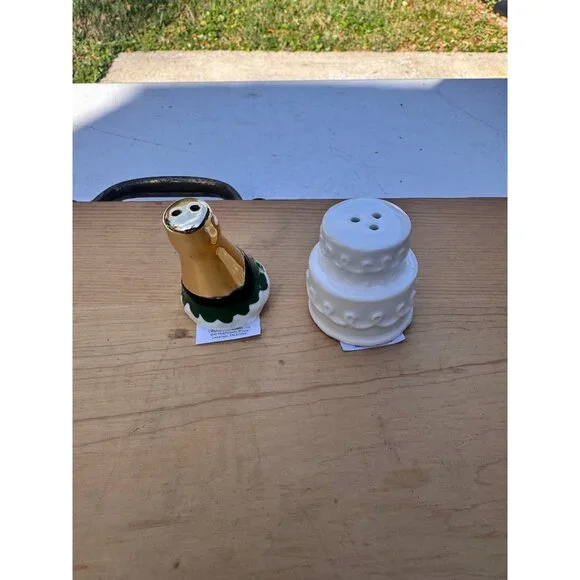 Cracker Barrel Wedding Cake Champagne Salt Pepper Shakers Set New - Picture 2 of 7